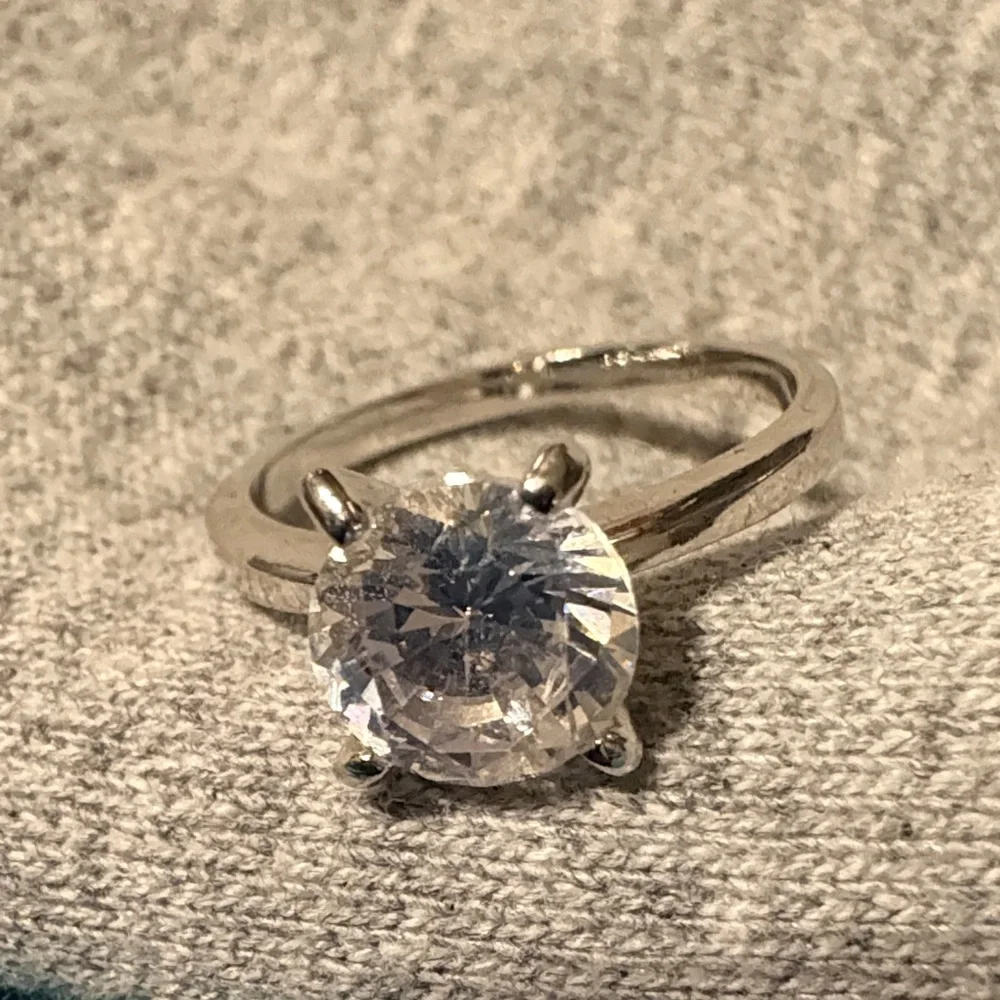 Elegant Silver Diamond Ring - Picture 5 of 5
